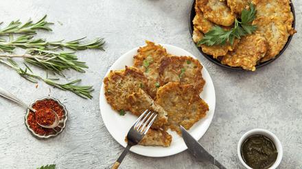 Ein klassisches Chanukka-Gericht, modern interpretiert: Jüdische Kartoffel-Latkes mit Chiliflocken und Minzsauce.