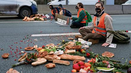 Nicht nur Menschen blockieren seit Wochen wichtige Verkehrsadern in Berlin - auch gerettetes Essen verteilen die Aktivisten auf dem Teer, um auf Lebensmittelverschwendung aufmerksam zu machen.