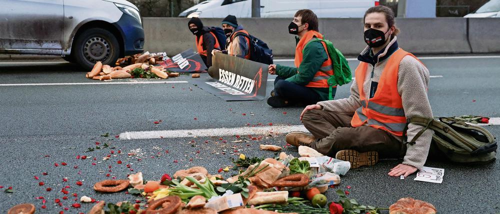 Nicht nur Menschen blockieren seit Wochen wichtige Verkehrsadern in Berlin - auch gerettetes Essen verteilen die Aktivisten auf dem Teer, um auf Lebensmittelverschwendung aufmerksam zu machen.