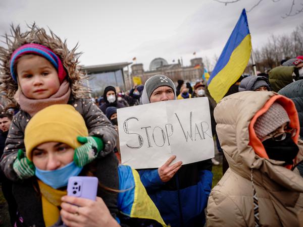 Teilnehmer einer Demonstration in Berlin protestieren gegen den Krieg und den russischen Einmarsch in die Ukraine vor dem Bundeskanzleramt.