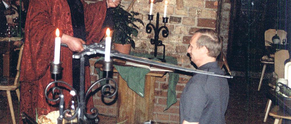 2000: Der russische Präsident Wladimir Putin hat im Rahmen seines Staatsbesuchs in Berlin auch die Zitadellenschänke in Spandau besucht. Ein Programmpunkt des abendlichen Unterhaltungsprogramms ist der Ritterschlag.