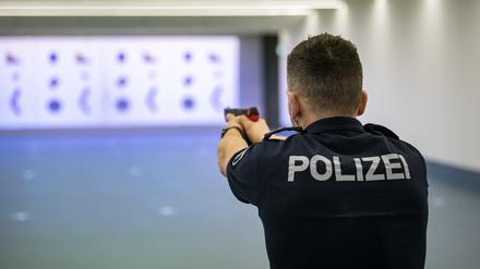 Ein Polizist der Berliner Polizei steht mit Übungswaffe im Schießstand des Einsatztrainingszentrums der Berliner Polizei.