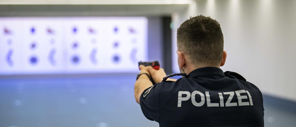 Ein Polizist der Berliner Polizei steht mit Übungswaffe im Schießstand des Einsatztrainingszentrums der Berliner Polizei.