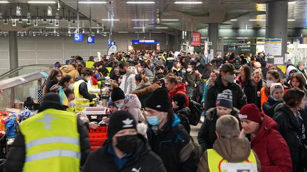 Tausende Menschen kommen zurzeit täglich am Berliner Hauptbahnhof an. Versorgt werden sie vor allem von Freiwilligen. Die Regierende Bürgermeisterin Franziska
Giffey (SPD) hat wiederholt gefordert, dass der Bund bei der Verteilung der Menschen auf ganz Deutschland helfen soll. 