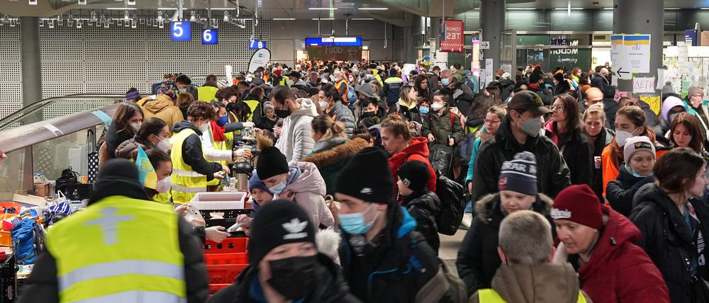 Tausende Menschen kommen zurzeit täglich am Berliner Hauptbahnhof an. Versorgt werden sie vor allem von Freiwilligen. Die Regierende Bürgermeisterin Franziska
Giffey (SPD) hat wiederholt gefordert, dass der Bund bei der Verteilung der Menschen auf ganz Deutschland helfen soll. 