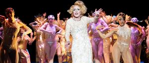 „La Cage aux Folles“ an der Komischen Oper ist eines von vielen Stücken, die im Winter 2023/2024 in der Hauptstadt aufgeführt werden.