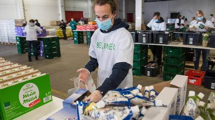 Freiwillige der Berliner Tafel beim Sortieren von Lebensmitteln 