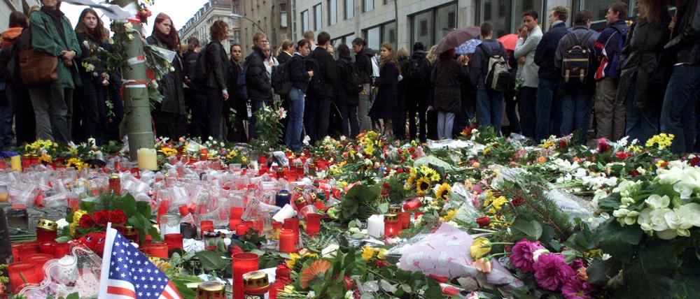 Vor der US-Botschaft, die damals noch in der Neustädtischen Kirchstraße in Mitte residierte, standen Menschen am 13. September 2001 Schlange, um sich ins Kondolenzbuch für die Opfer der Anschläge einzutragen. 