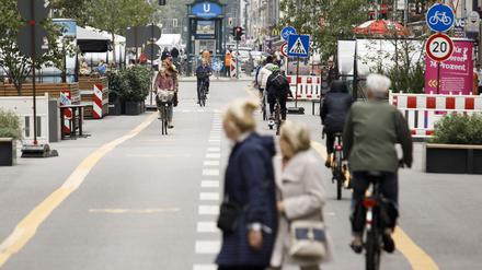 Verkehrssenatorin Bettina Jarasch möchte aus der Friedrichstraße noch einen Gang rausnehmen – und plant eine reine Fußgängerzone.