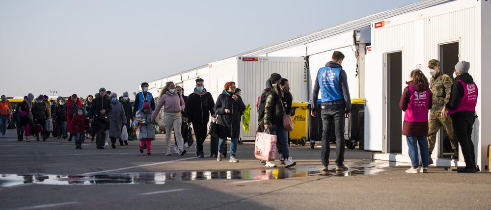 Flüchtlinge aus der Ukraine kommen am Ankunftszentrum auf dem Rollfeld vom ehemaligen Flughafen TXL an.