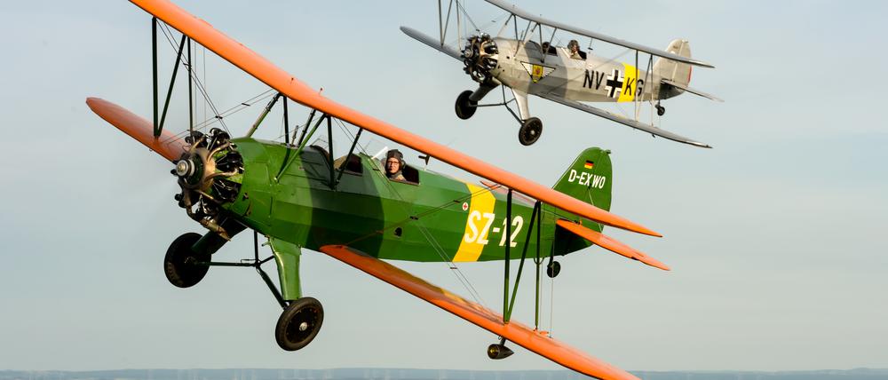 Auf dem ehemaligen Agrarflugplatz Bienenfarm bei Nauen im Havelland stellt der Fluggeräte-Verein Quax nicht nur historische Flugzeuge aus. Die Oldtimer heben noch regelmäßig ab. 
