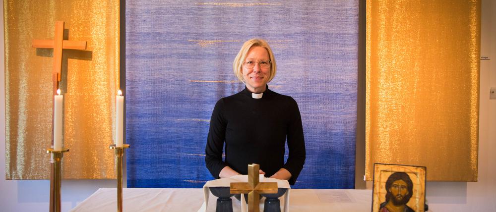Pastorin Pamela Garpefors in ihrer Gemeinde der Svenska Kyrkan in Berlin-Charlottenburg.