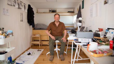 Künstler Jörn Erbner in seinem Bauwagen auf dem Gelände des Flüchtlingsheims.
