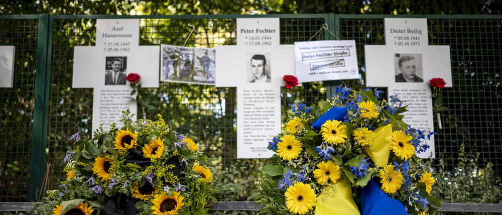 Zwei Gedenkkränze der Vereinigung 17. Juni 1953 e.V., und der FDP Berlin liegen am Gedenkkreuz für Peter Fechter, einer der bekanntesten Mauertoten, im Berliner Regierungsviertel. 