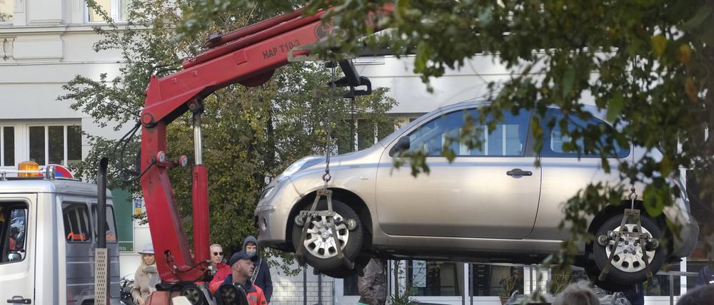 Ein Falschparker in Berlin wird abgeschleppt.