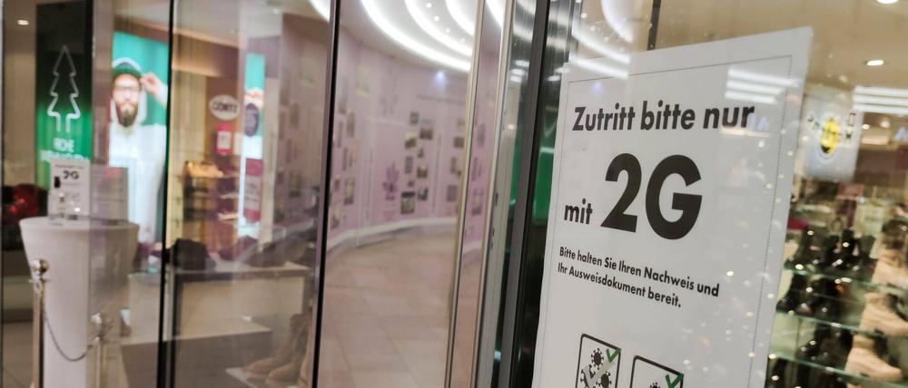 Zurzeit gilt im Einzelhandel, wie hier an der Schönhauser Allee: Impfpass bereit halten.