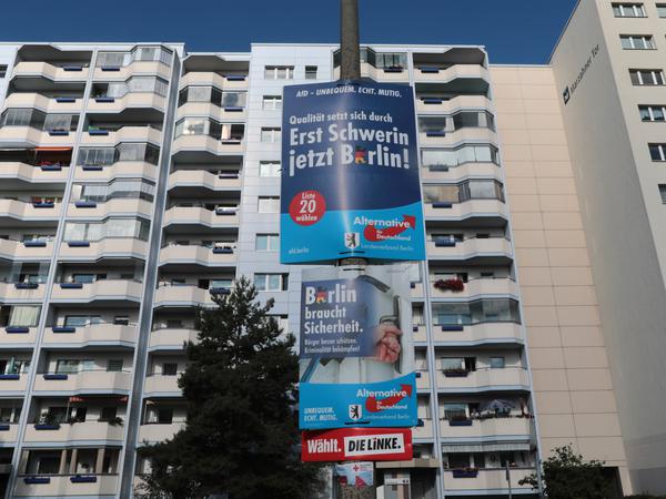 2016 war die AfD im Osten besonders stark. Diese Wahlplakate zierten damals die Straßenlaternen im Bezirk Marzahn-Hellersdorf. 
