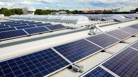 Energieautark. Zwei Drittel der Dachfläche der Ahlberg Metalltechnik GmbH sind mit Solarpaneelen bestückt.