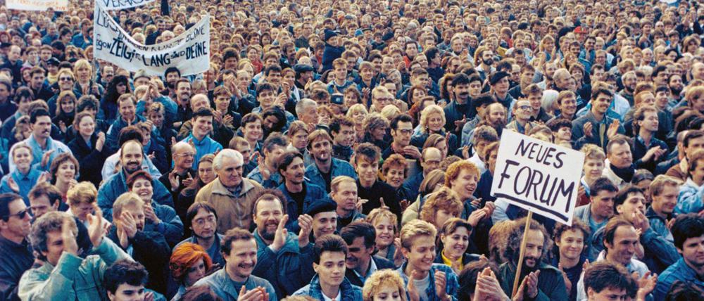 Rund eine Million DDR-Bürger nahmen am 04.11.1989 an der ersten vom Volk ausgehenden genehmigten Demonstration in der DDR teil.