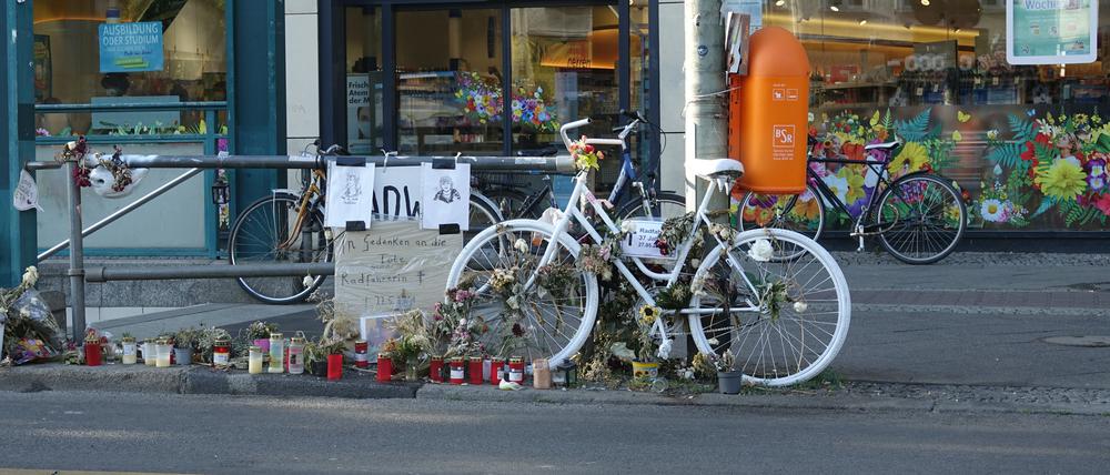 Ein weißes Geisterrad erinnert am U-Bahn-Ausgang Samariterstraße an die gestorbene Radfahrerin. 