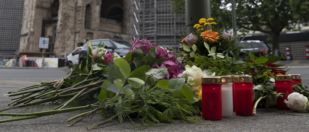 Nach der Todesfahrt vom 8. Juni 2022 an der Tauentzienstraße legten Menschen Blumen und Kerzen an einem Ampelmast nieder – in Trauer um die getötete Lehrerin und zahlreiche Verletzte.