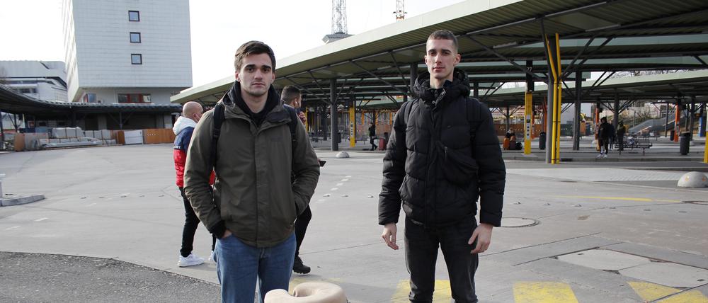 Dima (links) und Anton am ZOB in Berlin.