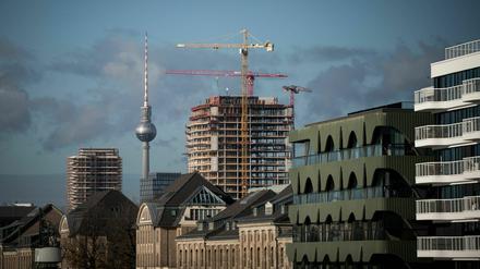 Baustellen ohne Ende, aber es geht aufwärts für Berlin – zumindest bei Wohnungspreisen und IT-Sicherheit.
