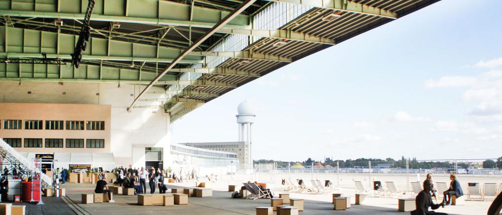 Kunst kaufen am Flughafen: Vier Kunstmessen finden im Tempelhofer Hangar statt.