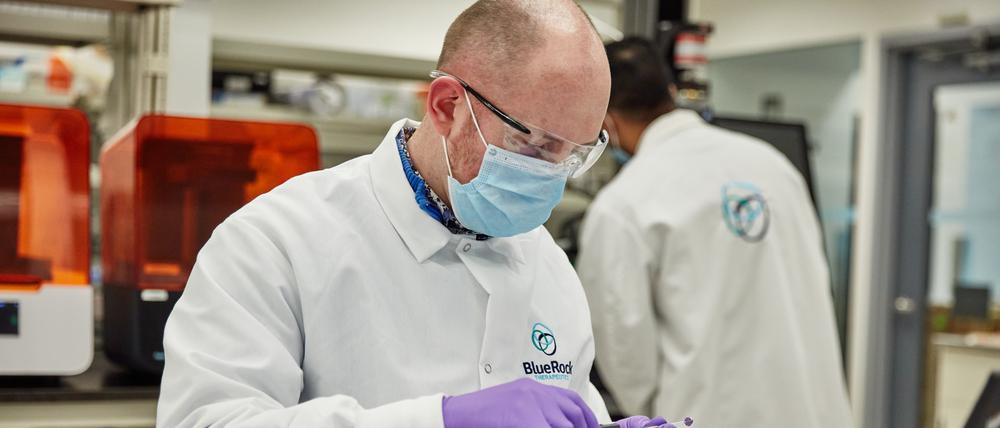  Bayer hat eine Dependance seiner Bostoner Biotech-Tochter BlueRock in Berlin eröffnet. Der Standort soll ein Signal sein und eine Initialzündung für modernste Forschung in der Region. 