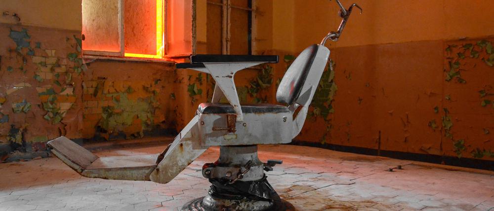 Ein alter Behandlungsstuhl in den Ruinen von Beelitz-Heilstätten. 
