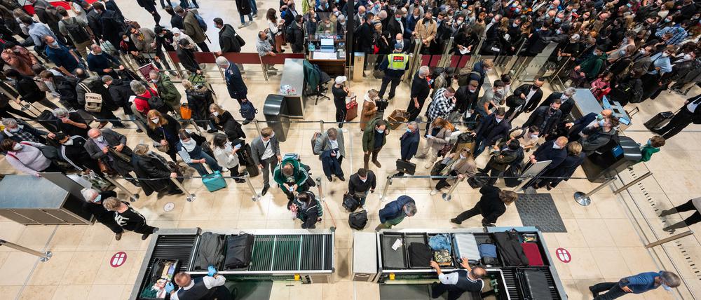 So voll kann es wieder aussehen: Passagiere stehen an einer Sicherheitskontrolle am BER in Schlangen. (Archivbild)
