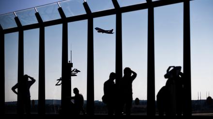 Besucher schauen sich am Hauptstadtflughafen Berlin Brandenburg «Willy Brandt» (BER) von der Besucherterrasse des Terminal 1 den Start eines Flugzeugs an.