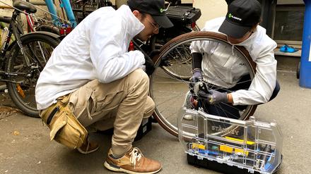 Mechaniker des Berliner Start-ups Flashfix reparieren ein Fahrrad. Das Team besucht die Kunden zu Hause