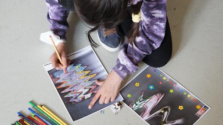Ein Kind macht Kunst im Atelier von Wie-yi T. Lauw.