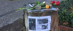 Eine kleine Gedenkstelle war am Tag nach dem tödlichen Verkehrsunfall am Savignyplatz zu sehen. 