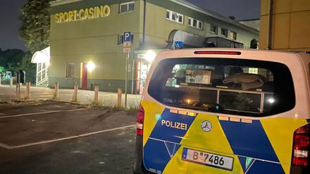 Ein Polizeiwagen steht vor der Sporthalle am Sachsendamm. 