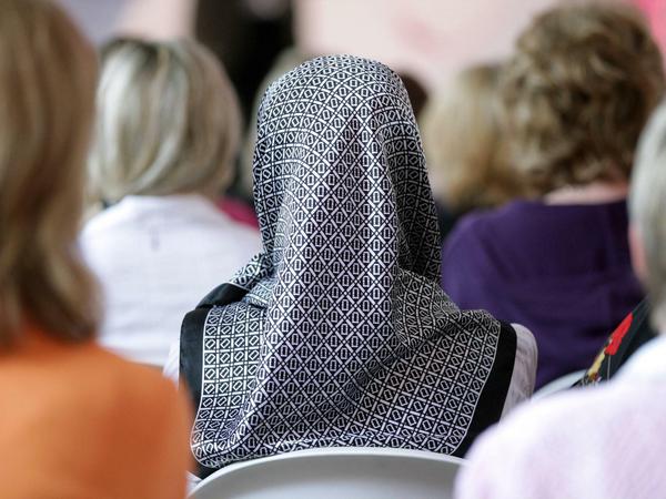 Eine Muslimin mit Kopftuch im Öffentlichen Dienst? (Symbolbild)? Es gehe nicht um Quoten. "Den Job soll auch morgen diejenige Person bekommen, die am besten geeignet ist", schreiben die Autorinnen.