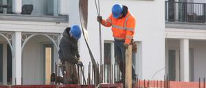 Blick am Freitag 17.03.2023 im Ostseebad Sellin Landkreis Vorpommern R√ºgen auf Bauarbeiter die auf einer Baustelle Beton gie√üen. 