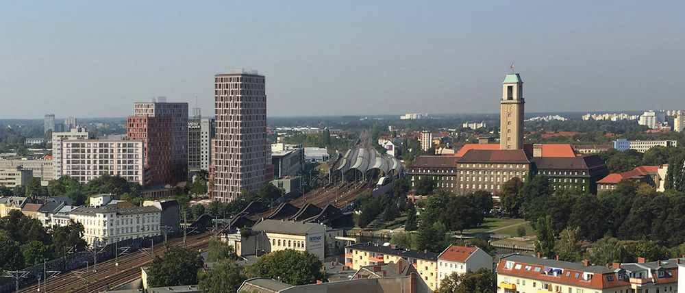 Hier der Blick aus Osten: Rechts der Rathausturm, in der Mitte das Bürohaus an der Bahntrasse.