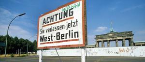 Die Toten an der Berliner Mauer (hier vor dem Brandenburger Tor im Juli 1986) wurden oft heimlich verbrannt und die Asche vergraben.