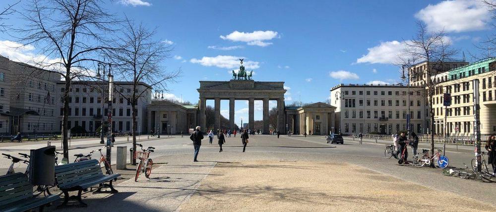 Letzte Chance. Am Sonntag war es an vielen sonst stark besuchten Orten in der Stadt deutlich leerer, so auch am Brandenburger Tor.