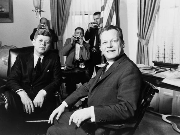 Willy Brandt trifft US-Präsident John F. Kennedy. Damals war Brandt Berliner Bürgermeister. 