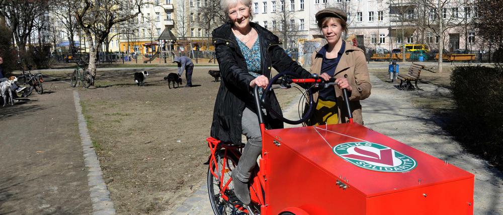 Brigitte Ode und Margit Beutler mit einem der vier Lastenräder des Projekts "Quartiersrad" der Volkssolidarität. 