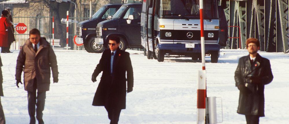 Sicherheitsbeamte in Zivil bei dem Agentenaustausch am 11. Februar 1986 auf der Glienicker Brücke.
