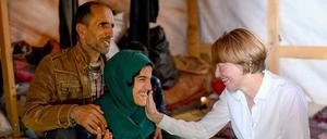 Elke Büdenbender, Frau des Bundespräsidenten, trifft Khalaf Ahmad und seine behinderte Tochter Maysaa in einer Zeltsiedlung.