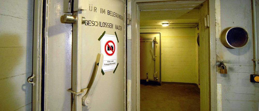 Die Stahltür in die einstige „Zivilschutzanlage“ an der Stresemannstraße in Kreuzberg: ein Foto von 2006