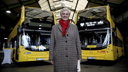 Eva Kreienkamp, Vorstandsvorsitzende der BVG, steht vor zwei Bussen vom Typ „Alexander Dennis Enviro500“.