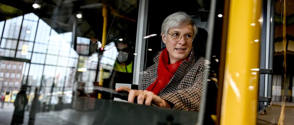 Eva Kreienkamp (59), seit Oktober 2020 BVG-Chefin, will mit dichteren Fahrtakten zu mehr Attraktivität des Nahverkehrs beitragen.