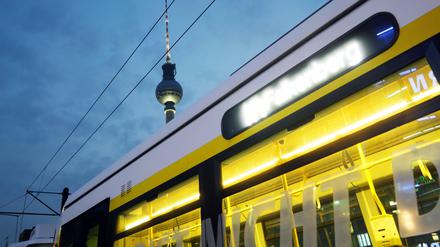 23.01.2022, Berlin - Deutschland. Straßenbahn am Alexanderplatz. 