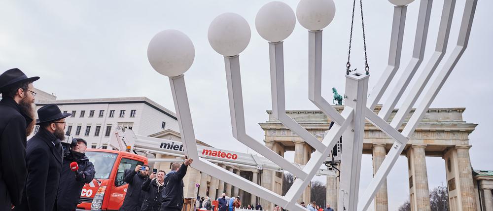 Am Freitag wurde der Chanukka-Leuchter in Berlin aufgestellt. 